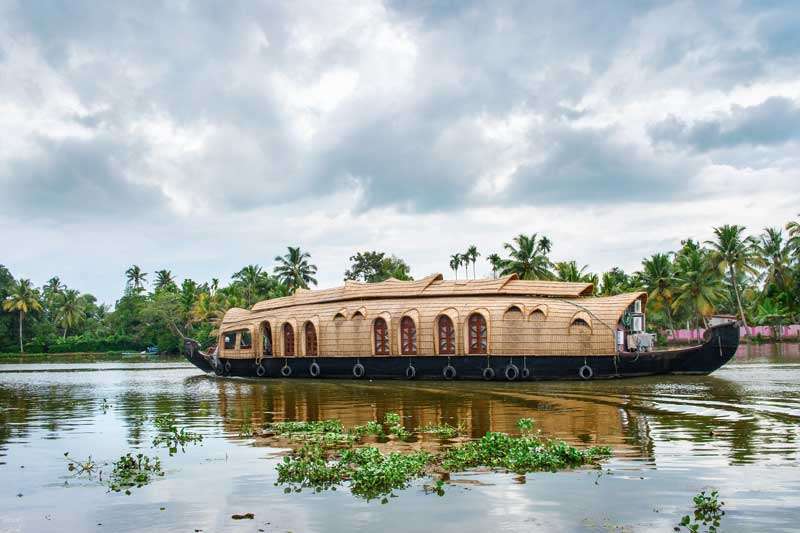 Je maakt een mooie cruise door de Backwaters van Kerala<br>