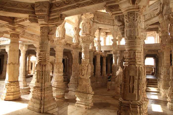 De pilaren van de Jain tempels in Ranakpur<br>