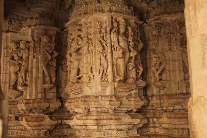 De pilaren in de Jain tempels in Ranakpur<br>