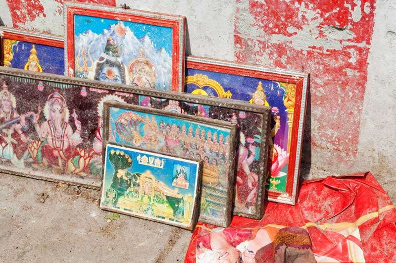 Bij de tempel worden Hindu schilderijtjes verkocht<br>