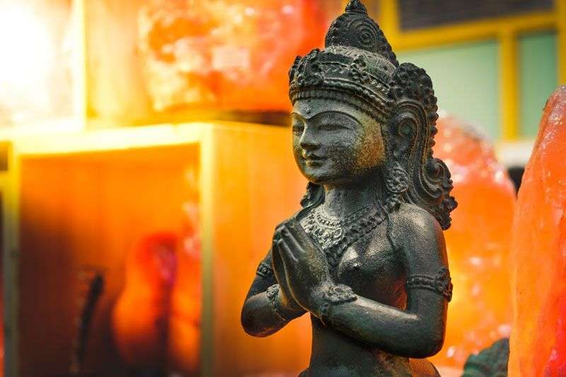 Een beeld in het museum in Lalitgiri<br>