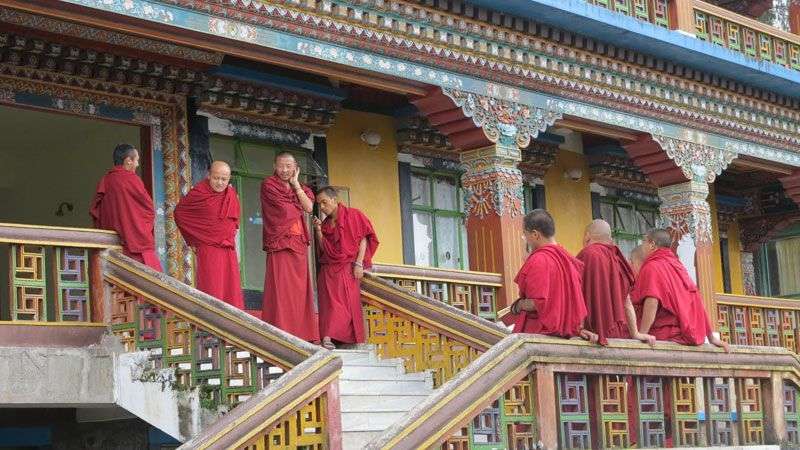 Monniken bij het Rumtek klooster<br>
