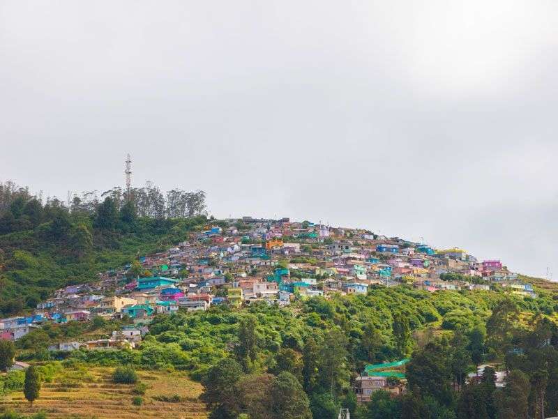 De vrolijk gekleurde huizen van Ooty